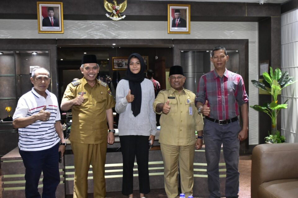 Pj Bupati Terima Anggota Paskibraka Nasional Dhea Sumardi Asal Kampar