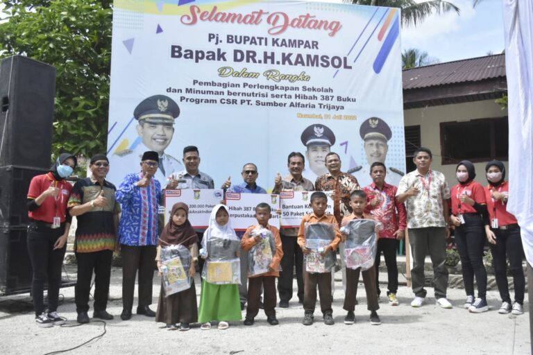 Pemkab Kampar Serahkan 387 Buku Program CSR Alfamart