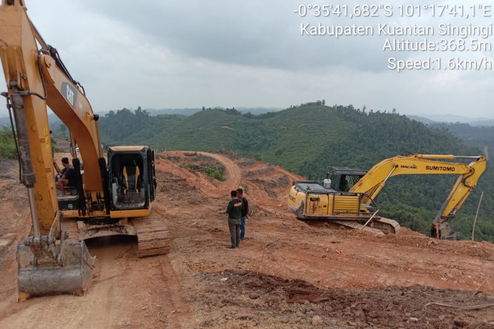 Operator Kabur, DLHK Riau Amankan 2 Alat Berat Perambah Hutan Lindung di Kuansing