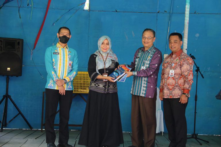 Perpustakaan Tenas Effendy Kota Pekanbaru Terima Hibah Buku