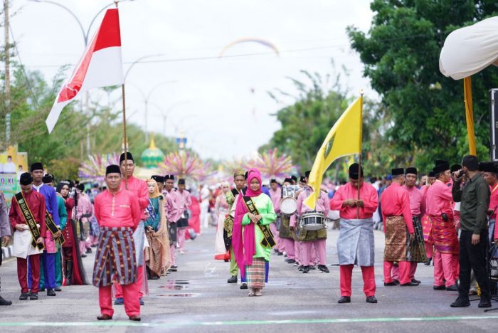 Dilepas Gubri Syamsuar, Ribuan Masyarakat Hadiri Pawai Taaruf MTQ XL Riau di Rohil