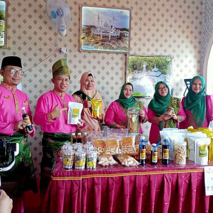 MTQ Riau di Rohil, Pengunjung Stand Bazar Bengkalis Borong Panganan Biji Getah