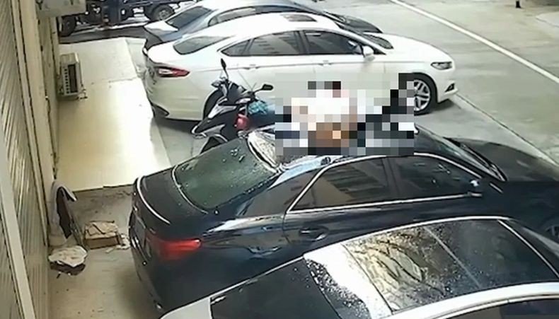Parah! Terlalu Asyik Berhubungan Intim, Perempuan Cantik Ini Jatuh dari Balkon Apartemen