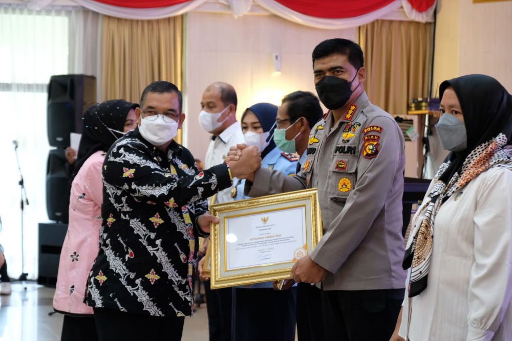 Kapolda Riau Terima Penghargaan Komitmen Pemenuhan Hak Anak