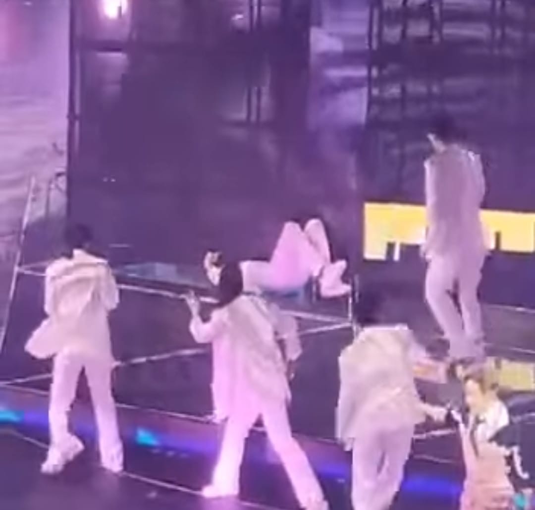 Ngeri, Personil Boy Band Ketiban Layar Miror Saat Konser