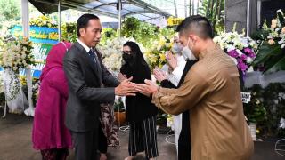 Presiden Jokowi dan Istri Takziah ke Kediaman Almarhum Tjahjo Kumolo