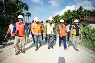 Bupati Wardan Tinjau Proses Pengerjaan Ruas Jalan Sanglar-Pulau Kijang