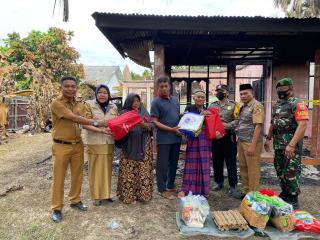 Dinsos Pekanbaru Salurkan Bantuan untuk Warga Korban Kebakaran di Labuh Baru Barat