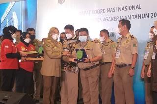 Disnaker Riau Terima Penghargaan dari Menaker