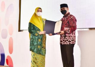 Ketua TP-PKK Inhil Terima Penghargaan Manggala Karya Kencana dari BKKBN RI