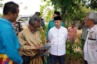 Gubri Tinjau Uji Coba Ekskavator Ampibi di Teluk Leok