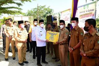 Kunker ke Rokan Hulu, Gubri Serahkan Bankeu Khusus DesaÂ 