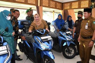 Bupati Kasmarni Serahkan 6 Unit Sepeda Motor kepada Penyuluh KB