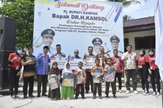 Pemkab Kampar Serahkan 387 Buku Program CSR Alfamart