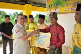 Kunker ke Rohil, Gubri Syamsuar Serahkan Bantuan Keuangan Khusus Desa