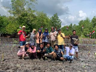Kolaborasi Penyelamatan Lingkungan Pesisir Desa Buruk Bakul Ditanami 550 Mangrove