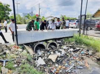 Pj Wako Tinjau Pengerukan Drainase Sepanjang Jalan Arifin Achmad