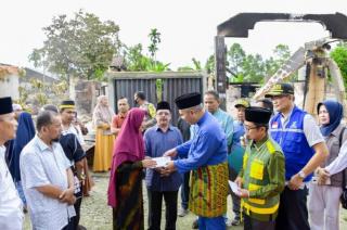 Pj Bupati Kampar Temui Korban Kebakaran di Rumbio