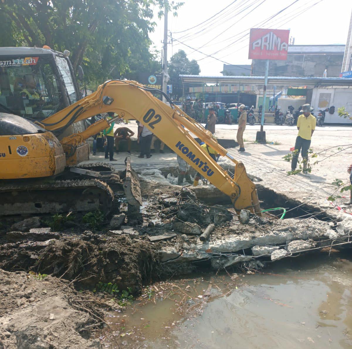 Diduga Sebagai Penyebab Banjir, PUPR Pekanbaru Bongkar Jembatan Beton Arifin Ahmad