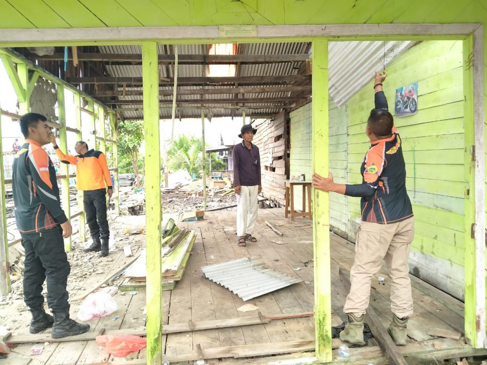 Bersama Warga, BPBD Bersihkan Puing Bangunan Korban Longsor di Inhil