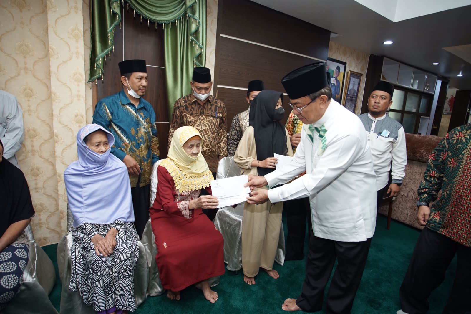 Bupati Serahkan Zakat Konsumtif Secara Virtual