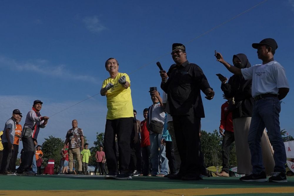 Ikut Tarik Layangan, Gubri Resmikan Festival Layangan KuauÂ 