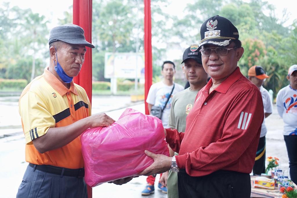 Sambut HUT RI ke-77, Bupati Wardan Bagikan Bendera Merah Putih ke Warga