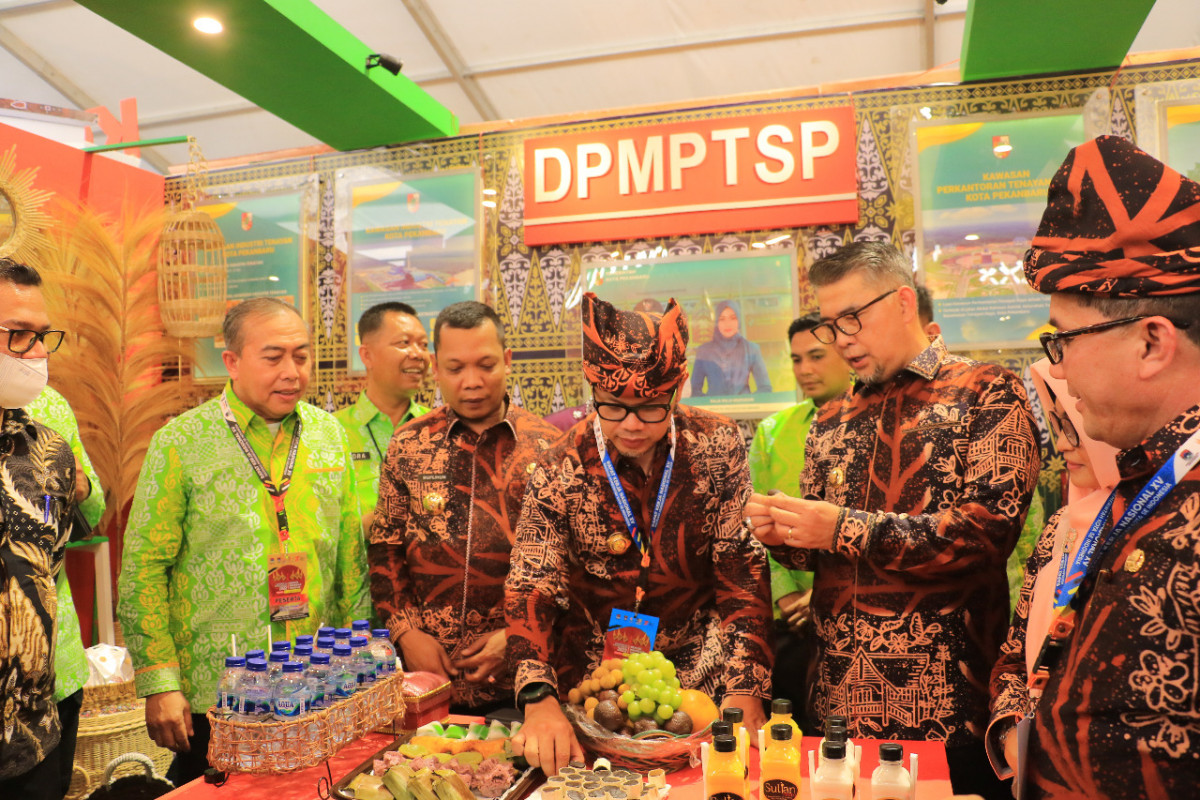 Ketua Dewan Pengurus Apeksi Sambangi Stand Pekanbaru di ICE 2022