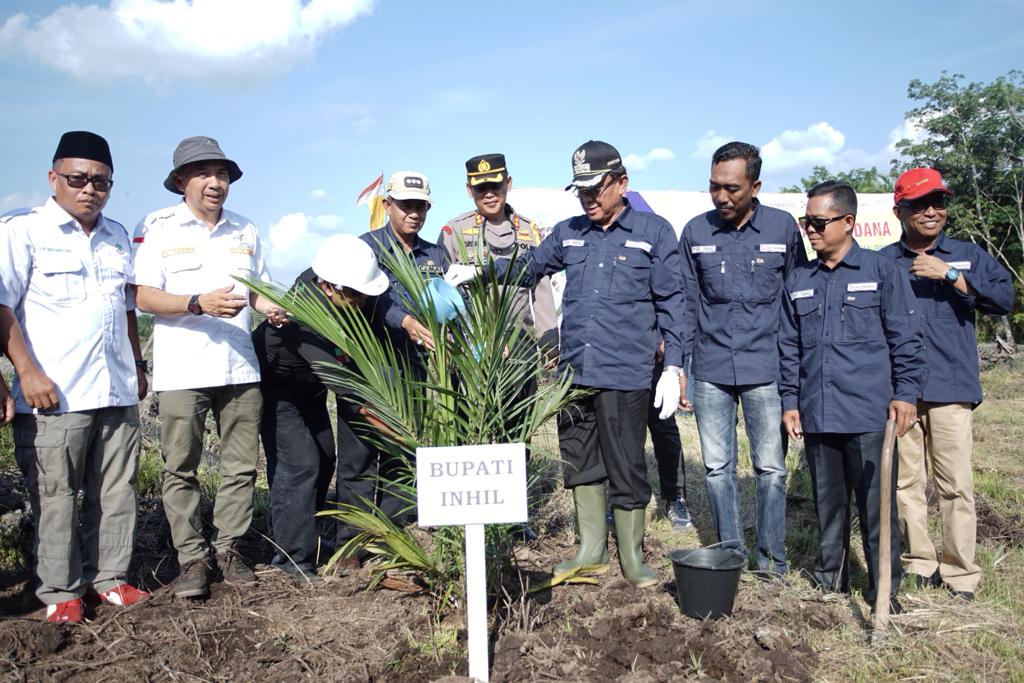 Bupati Wardan Tanam Perdana Kelapa Sawit PKSP di Desa Harapan Jaya