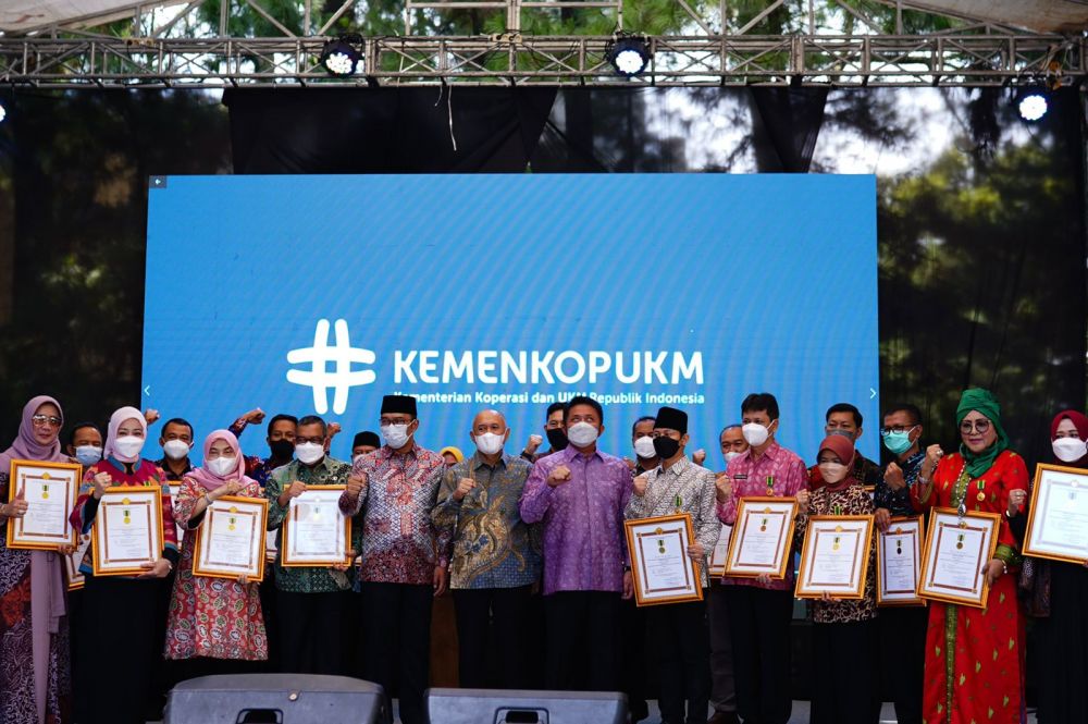 Gubernur Riau Raih Penghargaan Bakti Koperasi dan UKM Tahun 2022 dari Kemenkop UKM