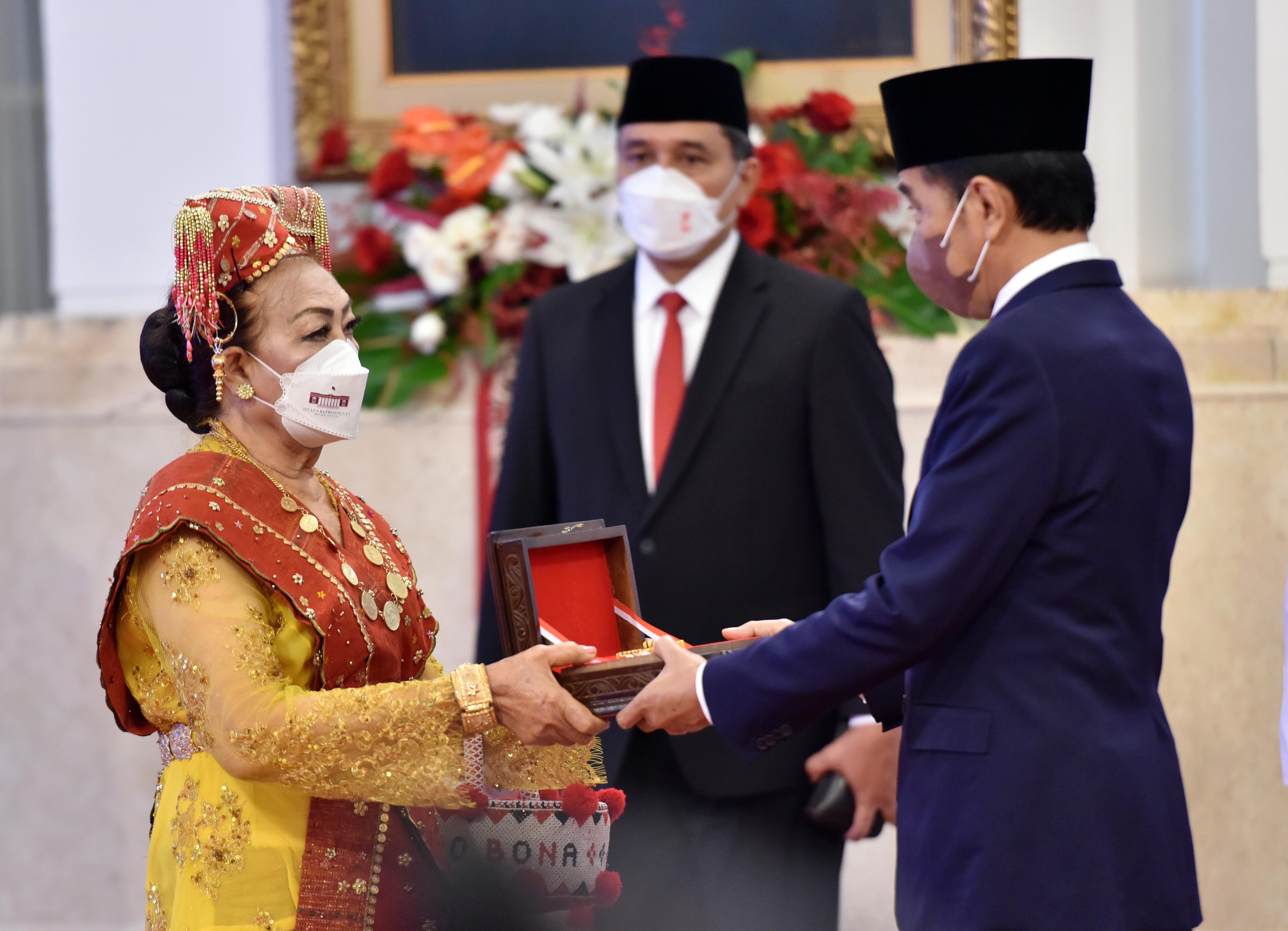 Presiden Jokowi Anugerahkan Tanda Kehormatan bagi 127 Tokoh