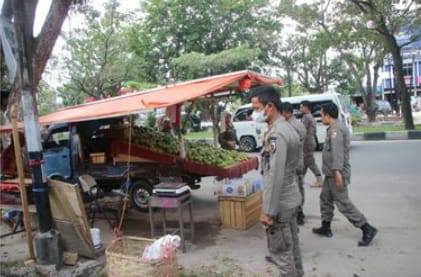 Satpol PP Tertibkan PKL di Ruas Jalan Sudirman dan Arifin Ahmad Pekanbaru