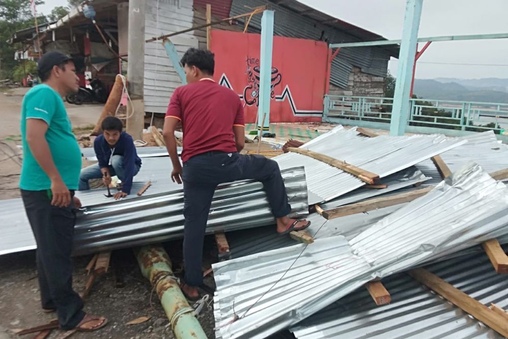 Angin Puting Beliung Robohkan Tiang Listrik PLN, 7 Kedai Warga Kampar Rusak Berat