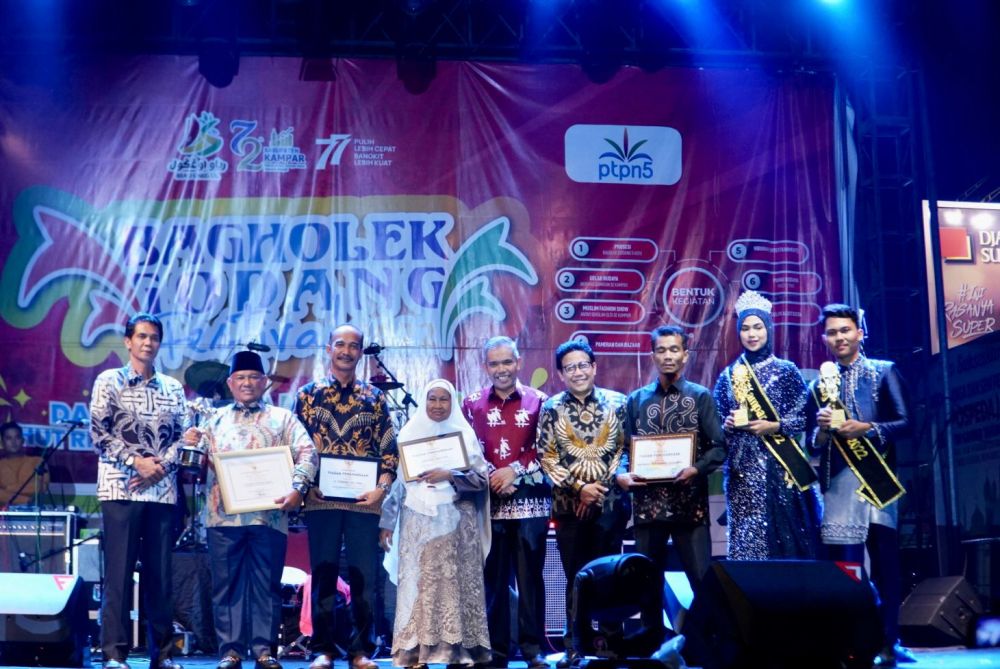 Menteri Desa PDTT RI Serahkan Penghargaan kepada Sejumlah Desa di Kampar