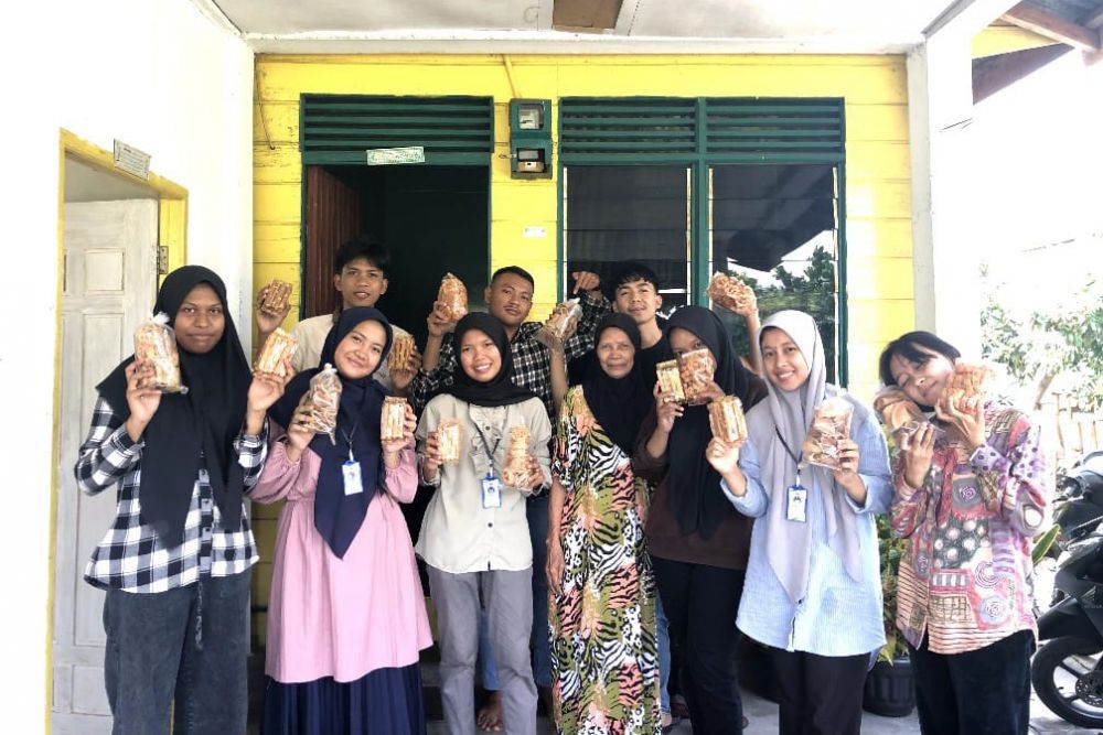 Tim Kukerta Unri Praktik Mengolah Sagu Jadi Beragam Kudapan