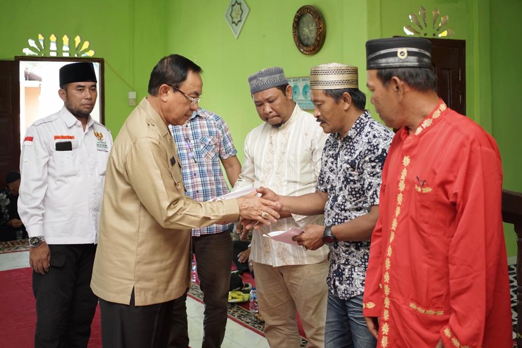 Bupati Serahkan Bantuan untuk Keluarga Korban Laka Laut di Inhil