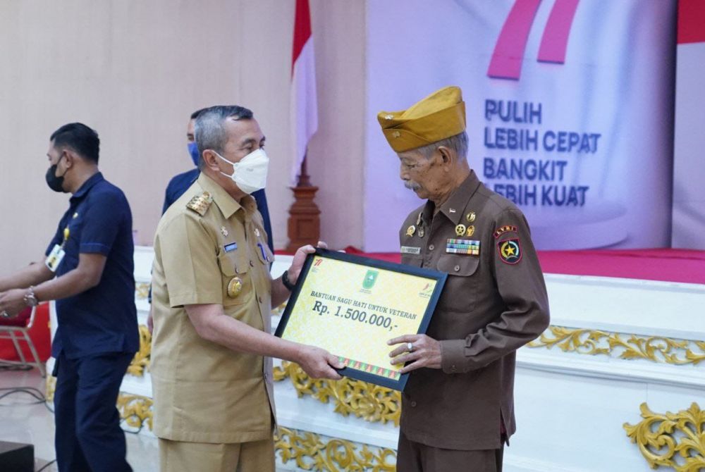 Pemprov Serahkan Sagu Hati kepada 347 Veteran di Riau