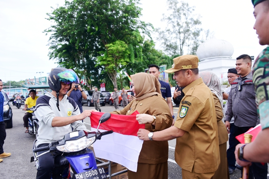 Bupati Kasmarni Bagikan Bendera Merah Putih Kepada Warga Bengkalis