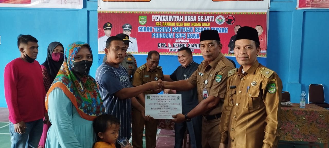 Pemkab Rohul, Salurkan Bantuan Bedah Rumah di Desa SejatiÂ 