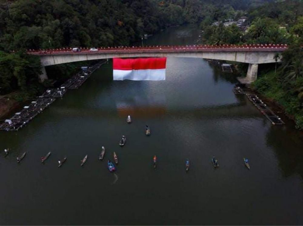 Ini Penampakan Bendera Merah Putih Besar di Jembatan Rantau Berangin