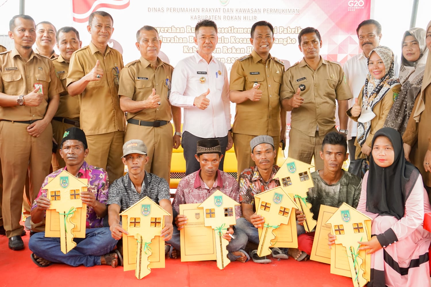 Serahkan 15 Unit Rumah Resetlemen, Bupati Rohil Minta Penerima Merawat dengan Baik