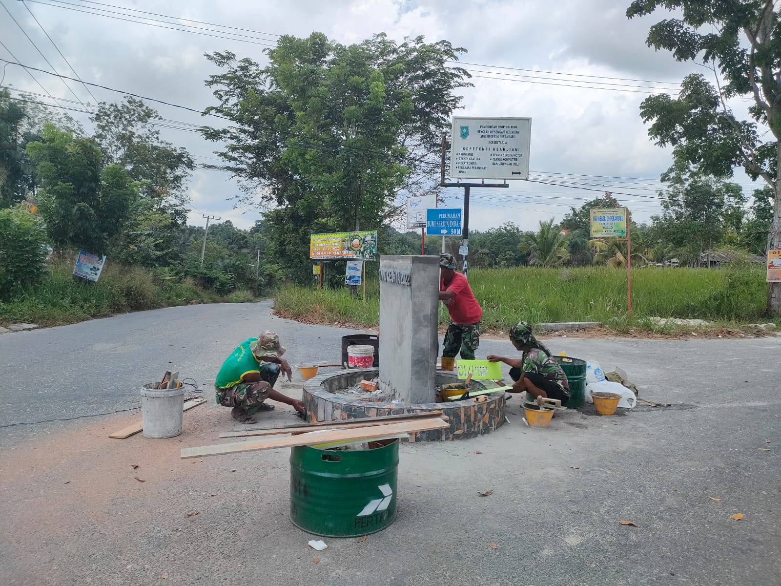 TNI Dirikan Tugu di Kecamatan Kulim Jelang Berakhirnya Program TMMD