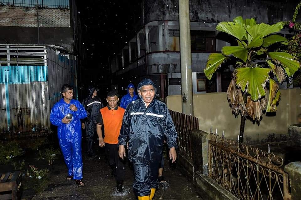 Pj Bupati Kampar Tinjau Beberapa Aliran Drainase Saat Hujan Mengguyur Kota BangkinangÂ 