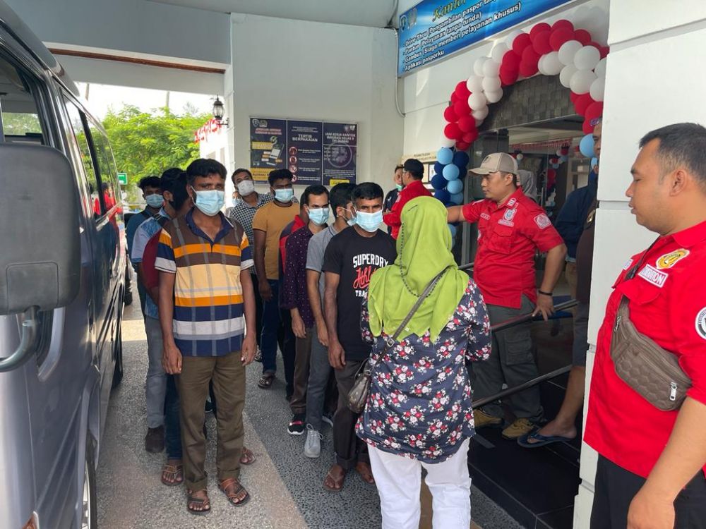 Akan ke Malaysia, Imigrasi Dumai Deportasi 12 Warga Bangladesh ke Negara Asalnya