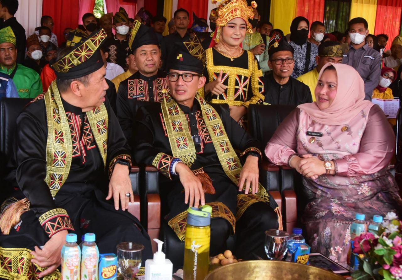 Bupati Kasmarni Hadiri Event Pacu Jalur Tradisional Kuansing