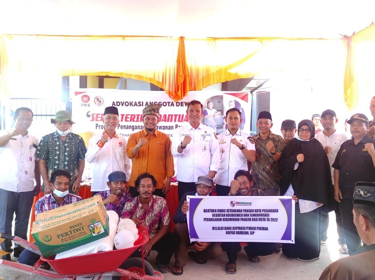 Disketapang Pekanbaru Serahkan Bantuan Penanganan Kerawanan Pangan ke Kelompok Tani
