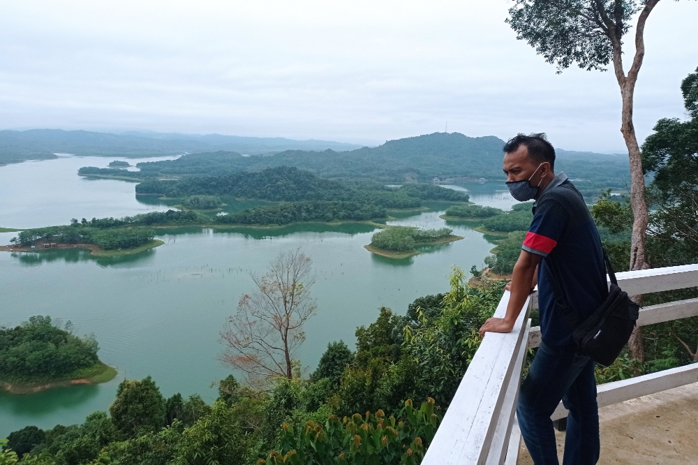 PLN Bangun Pelataran Senilai Rp92 Juta di Kawasan Wisatan Puncak Kompe Kampar