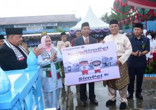 BRK Cabang Bengkalis Serahkan Tabungan Simpanan Pelajar bagi Santri Berprestasi
