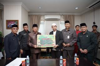 Bupati Wardan Serahkan Bonus lepada Pemenang MTQ Riau