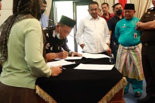 Akhiri Konflik, Pemkab Kampar dan Forkopimda Saksikan Penandatangan MoU Koperasi dan PTPN V